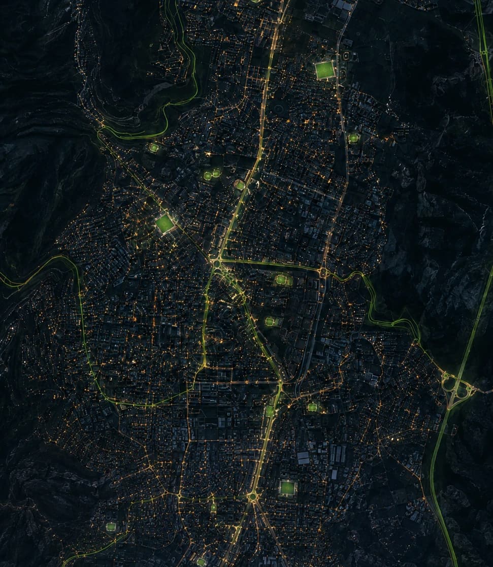 Vista aérea nocturna de Tunja con canchas de fútbol conectadas